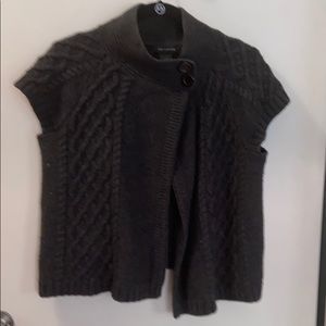 Sleeveless top button sweater